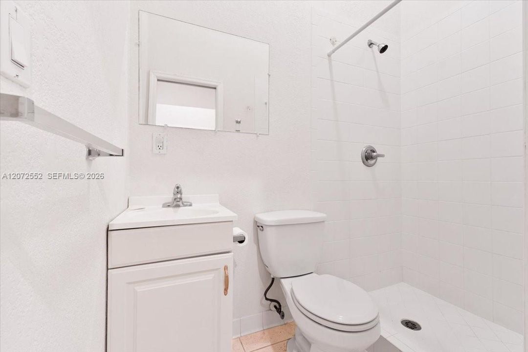 En Venta: $1,250,000 (4 camas, 3 baños, 2400 Pies cuadrados)