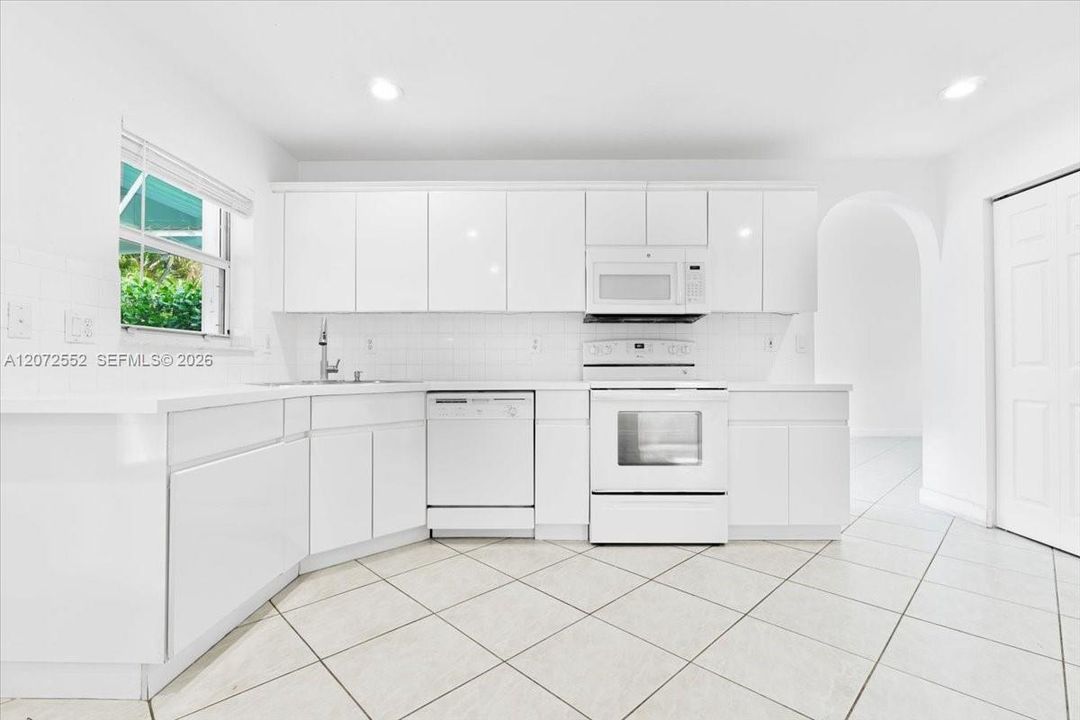 En Venta: $1,250,000 (4 camas, 3 baños, 2400 Pies cuadrados)