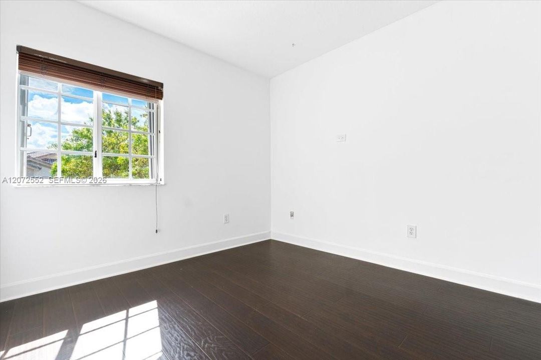 En Venta: $1,250,000 (4 camas, 3 baños, 2400 Pies cuadrados)