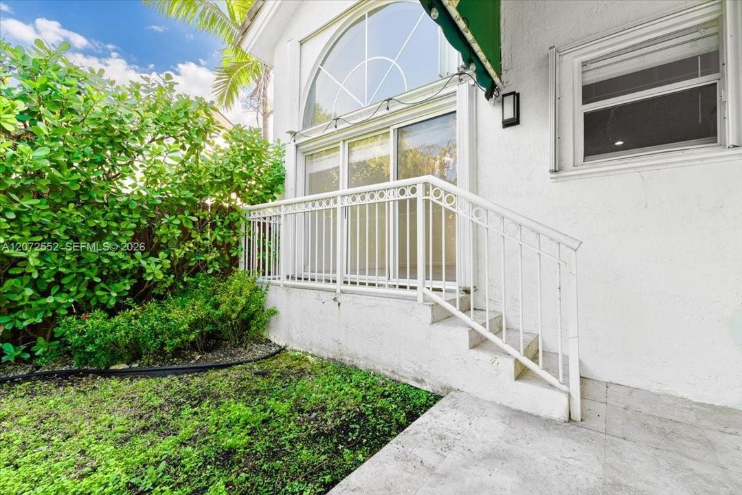 En Venta: $1,250,000 (4 camas, 3 baños, 2400 Pies cuadrados)