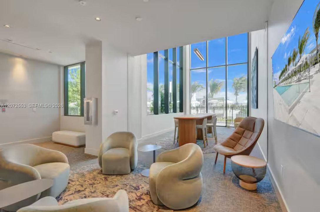 For Sale: $697,000 (1 beds, 1 baths, 412 Square Feet)