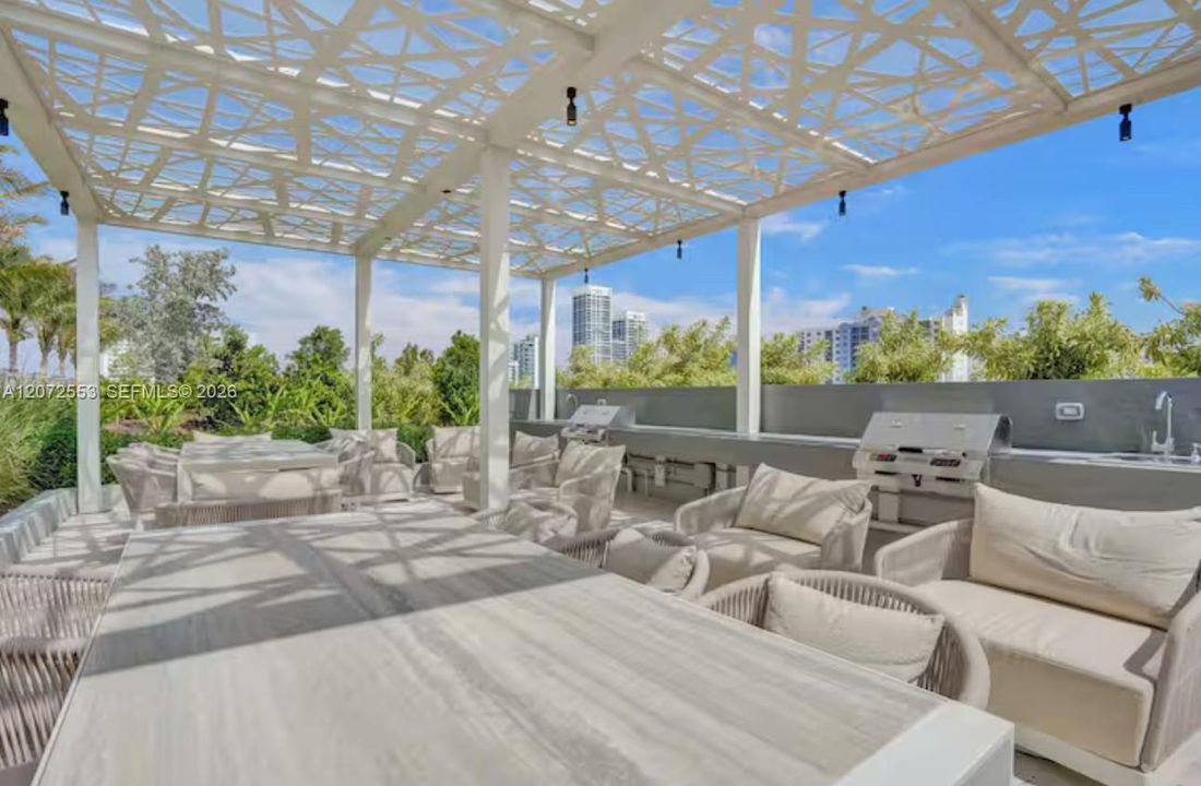 For Sale: $697,000 (1 beds, 1 baths, 412 Square Feet)