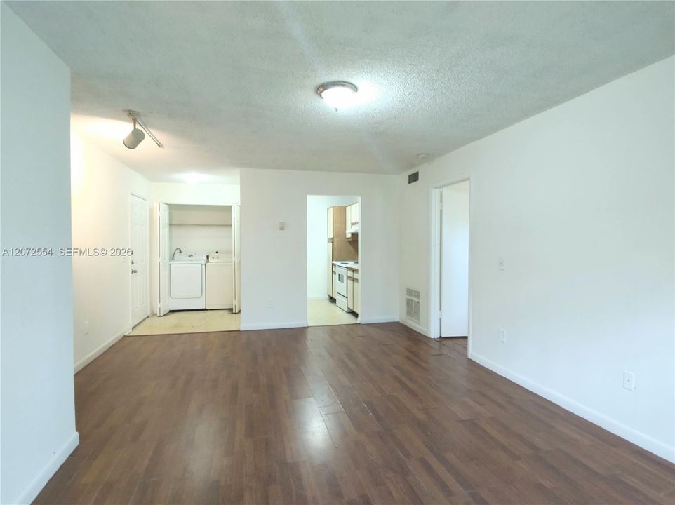 For Sale: $185,000 (1 beds, 1 baths, 620 Square Feet)