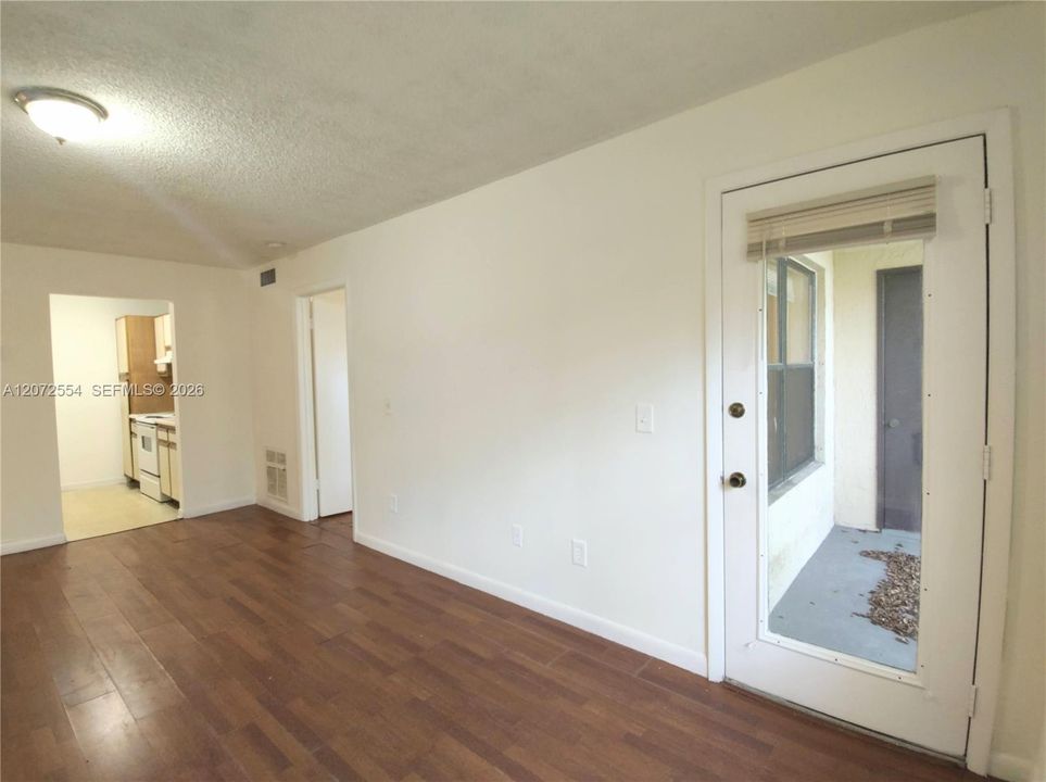 For Sale: $185,000 (1 beds, 1 baths, 620 Square Feet)