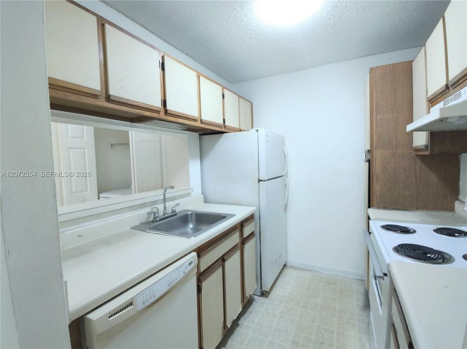 For Sale: $185,000 (1 beds, 1 baths, 620 Square Feet)