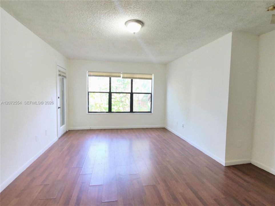 For Sale: $185,000 (1 beds, 1 baths, 620 Square Feet)