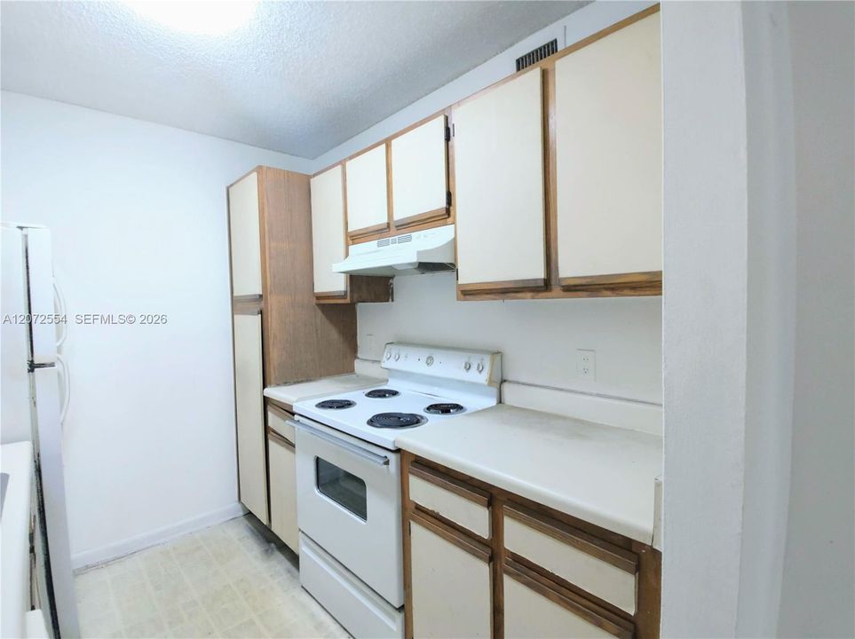 For Sale: $185,000 (1 beds, 1 baths, 620 Square Feet)