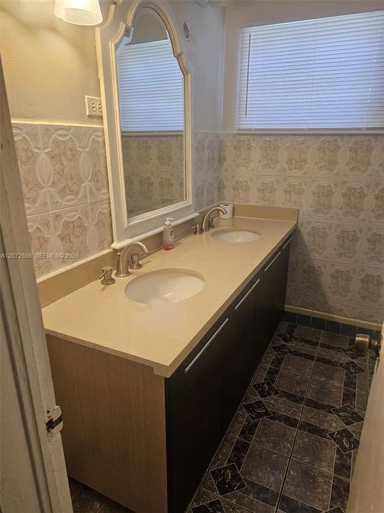 For Rent: $3,200 (3 beds, 2 baths, 1593 Square Feet)