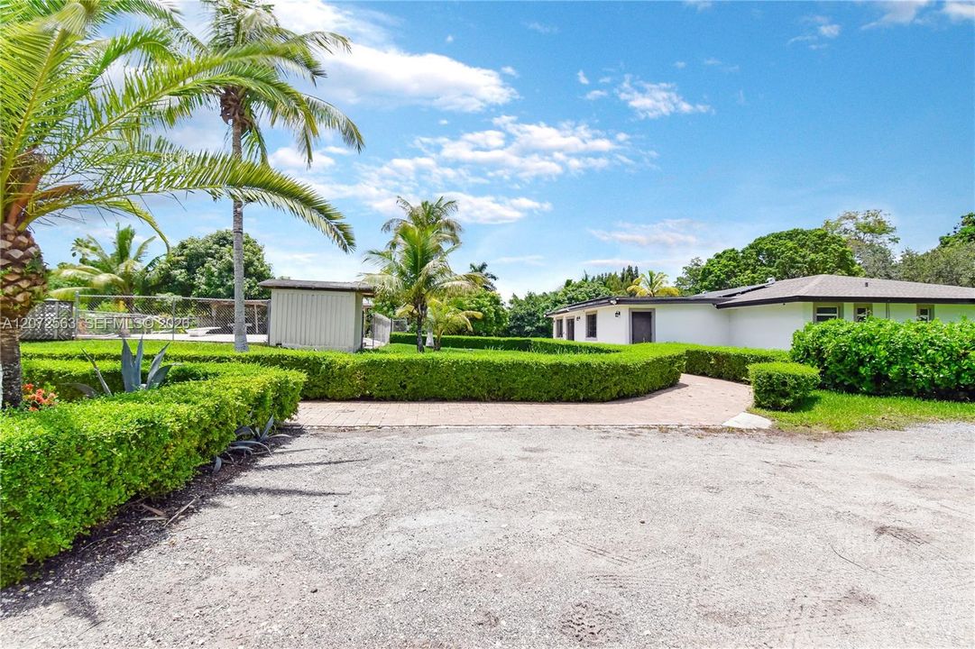 For Sale: $2,100,000 (4 beds, 4 baths, 1555 Square Feet)