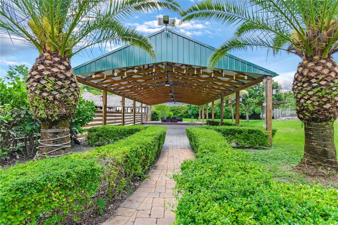 For Sale: $2,100,000 (4 beds, 4 baths, 1555 Square Feet)