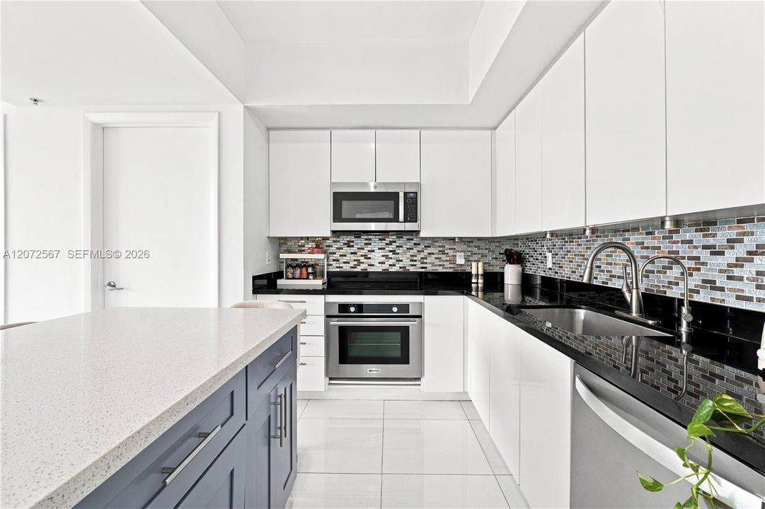 For Rent: $4,400 (2 beds, 2 baths, 1121 Square Feet)
