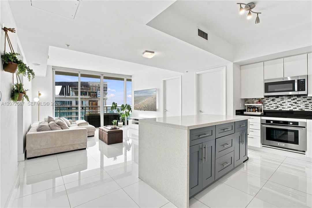 For Rent: $4,400 (2 beds, 2 baths, 1121 Square Feet)