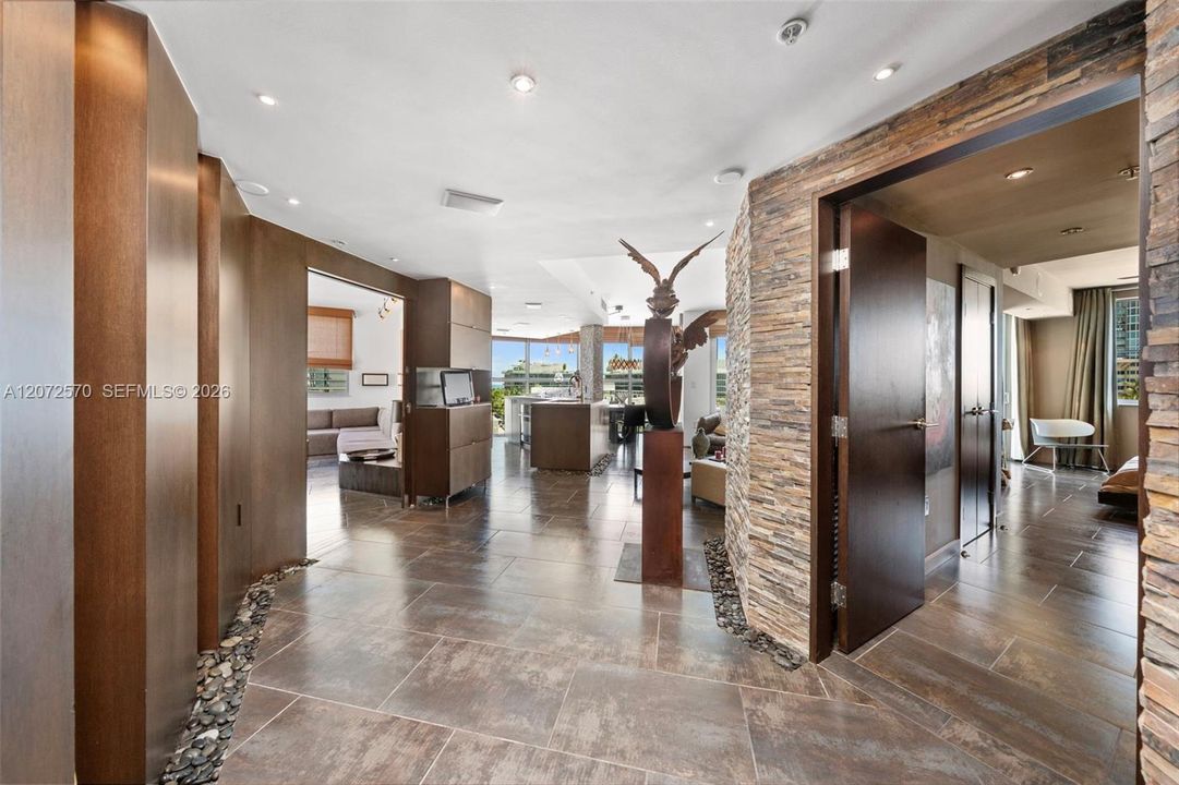 For Sale: $1,695,000 (2 beds, 2 baths, 1196 Square Feet)