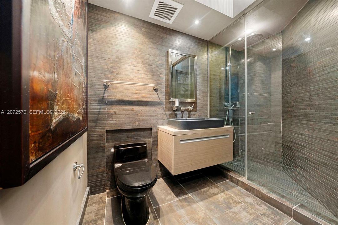 For Sale: $1,695,000 (2 beds, 2 baths, 1196 Square Feet)