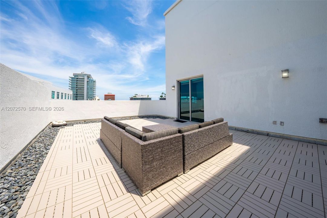 For Sale: $1,695,000 (2 beds, 2 baths, 1196 Square Feet)