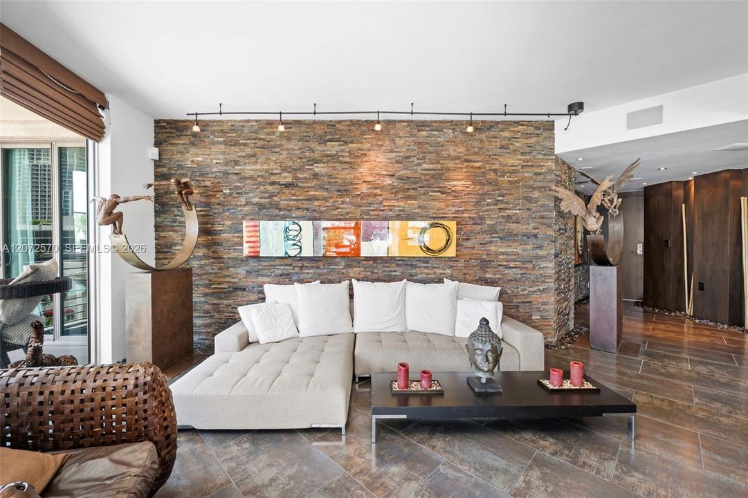 For Sale: $1,695,000 (2 beds, 2 baths, 1196 Square Feet)