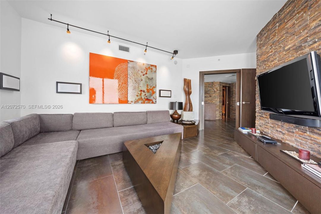 For Sale: $1,695,000 (2 beds, 2 baths, 1196 Square Feet)