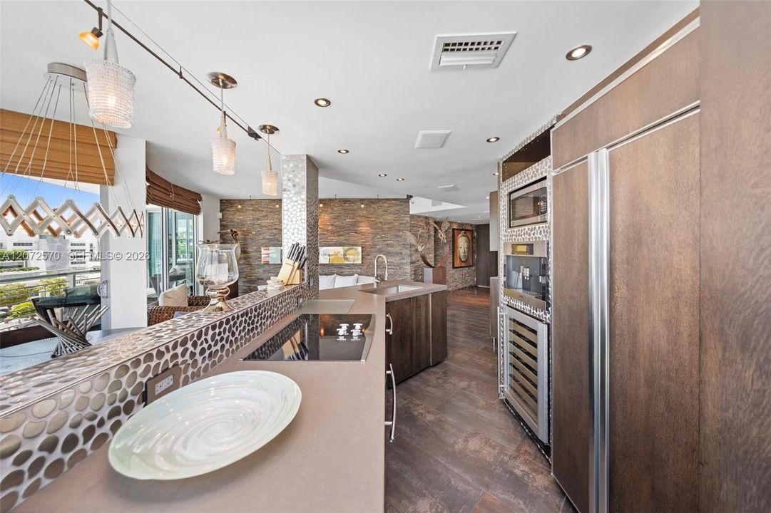 For Sale: $1,695,000 (2 beds, 2 baths, 1196 Square Feet)
