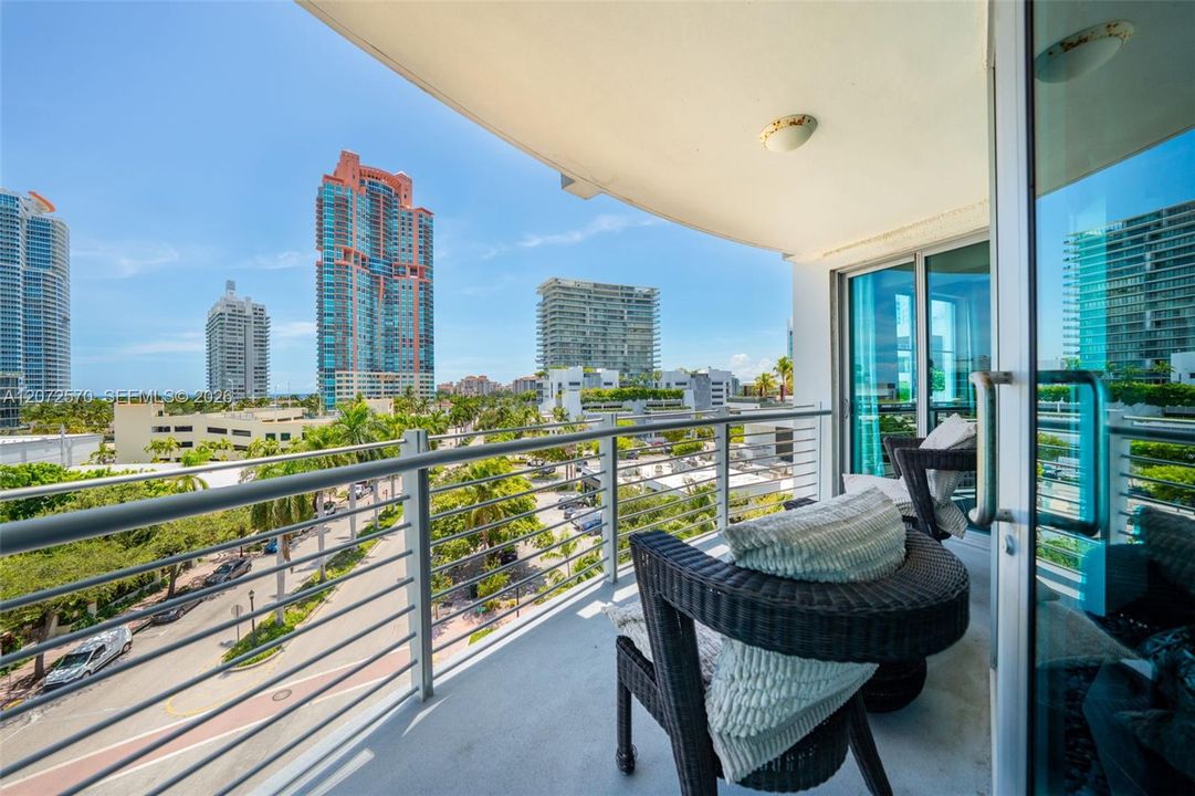 For Sale: $1,695,000 (2 beds, 2 baths, 1196 Square Feet)