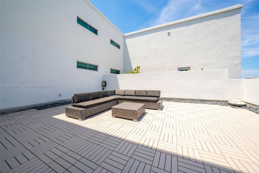 For Sale: $1,695,000 (2 beds, 2 baths, 1196 Square Feet)