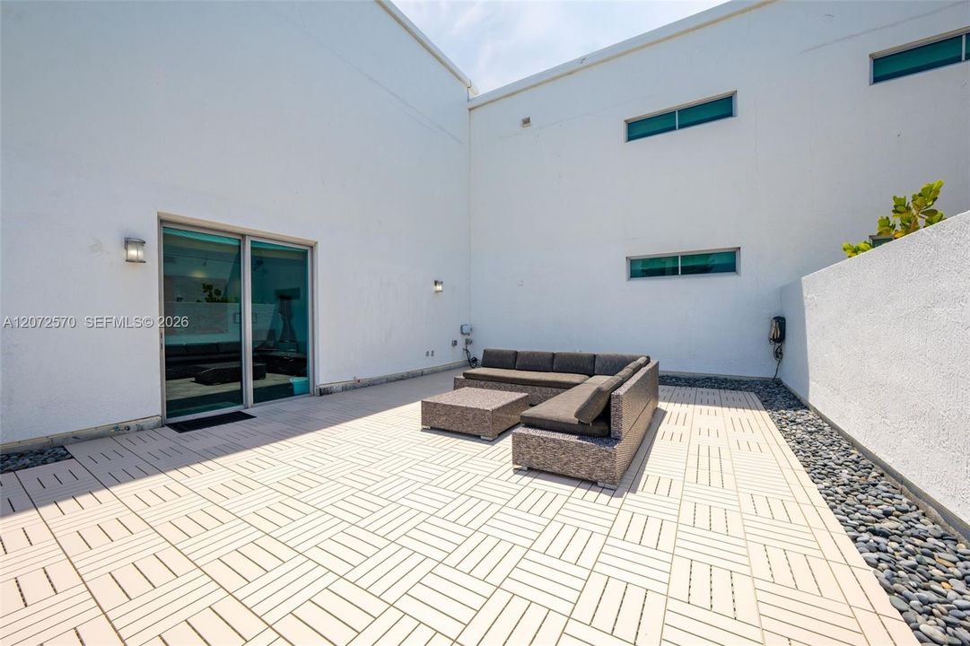 For Sale: $1,695,000 (2 beds, 2 baths, 1196 Square Feet)