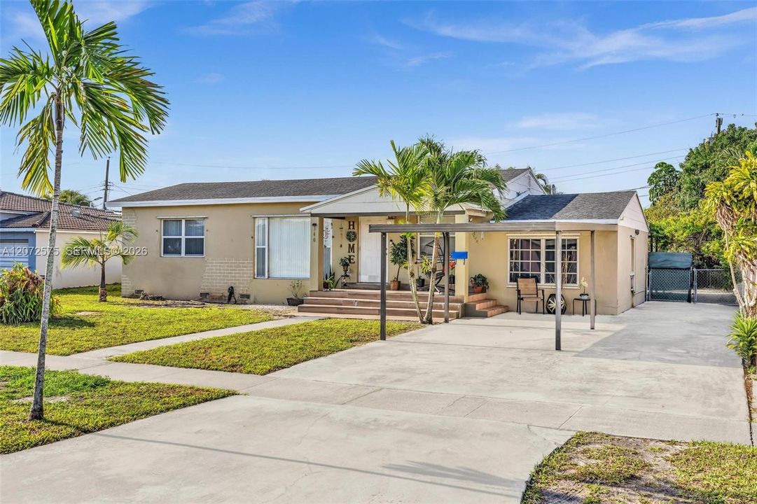 En Venta: $719,997 (5 camas, 3 baños, 2421 Pies cuadrados)