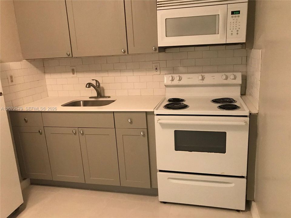 На продажу: $199,999 (2 спален, 1 ванн, 650 Квадратных фут)