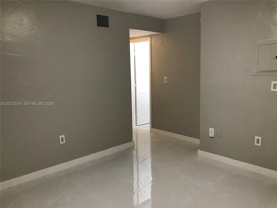 На продажу: $199,999 (2 спален, 1 ванн, 650 Квадратных фут)