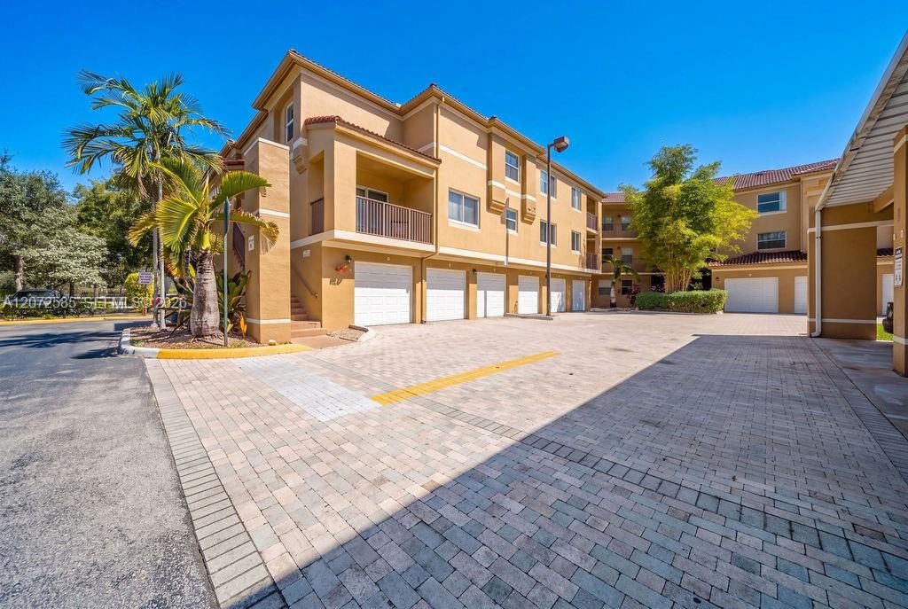 For Sale: $225,000 (2 beds, 2 baths, 974 Square Feet)
