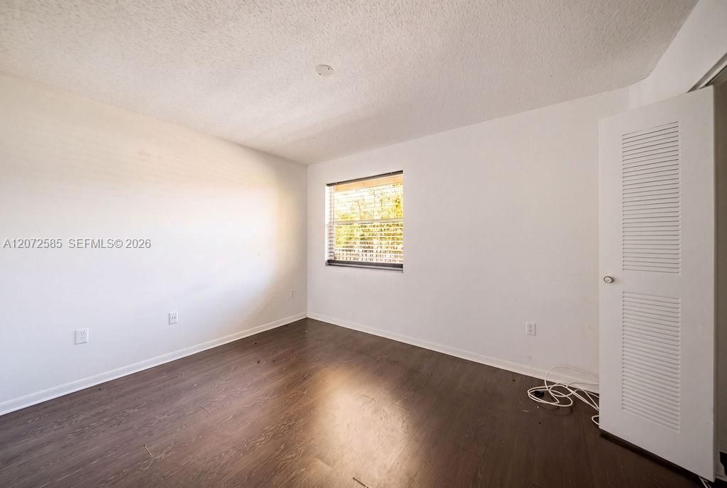 For Sale: $225,000 (2 beds, 2 baths, 974 Square Feet)