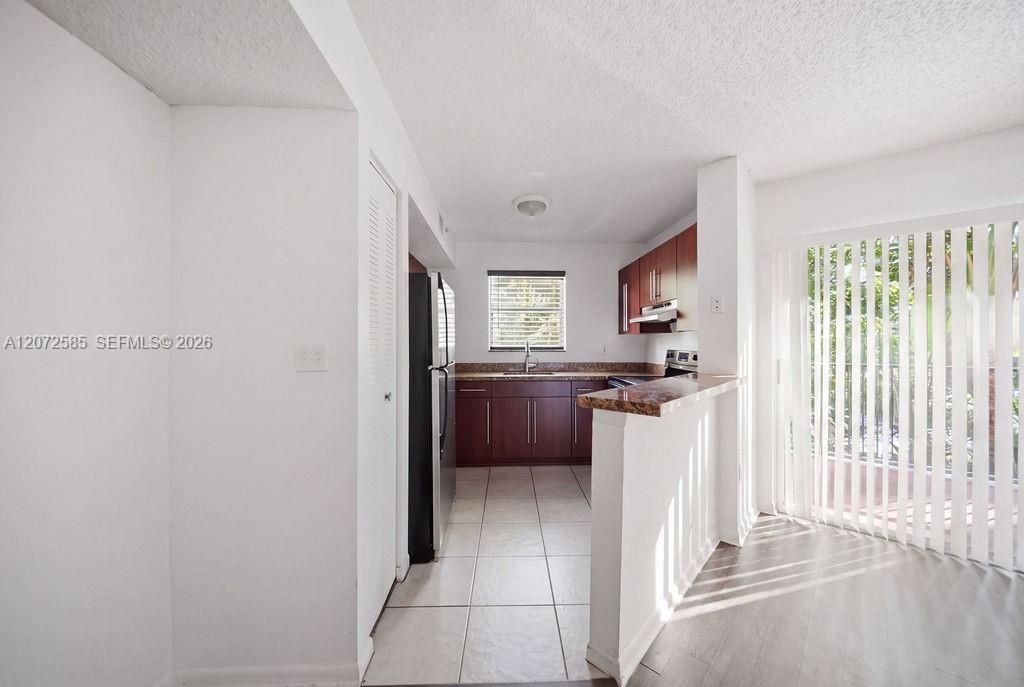 For Sale: $225,000 (2 beds, 2 baths, 974 Square Feet)
