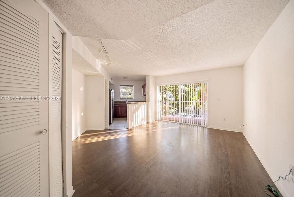 For Sale: $225,000 (2 beds, 2 baths, 974 Square Feet)