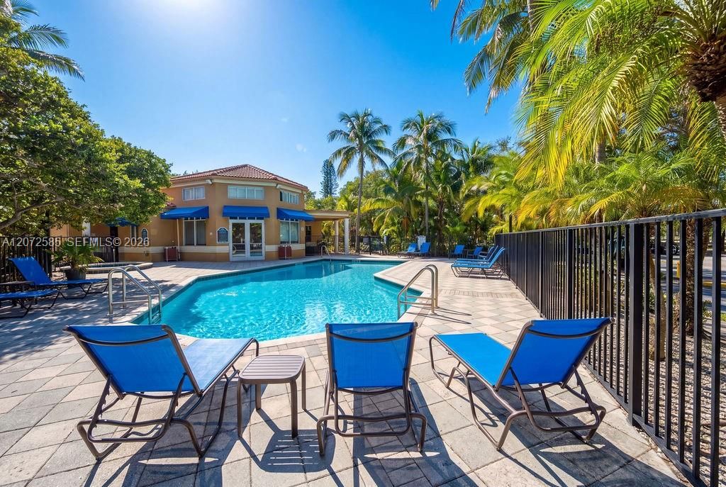 For Sale: $225,000 (2 beds, 2 baths, 974 Square Feet)