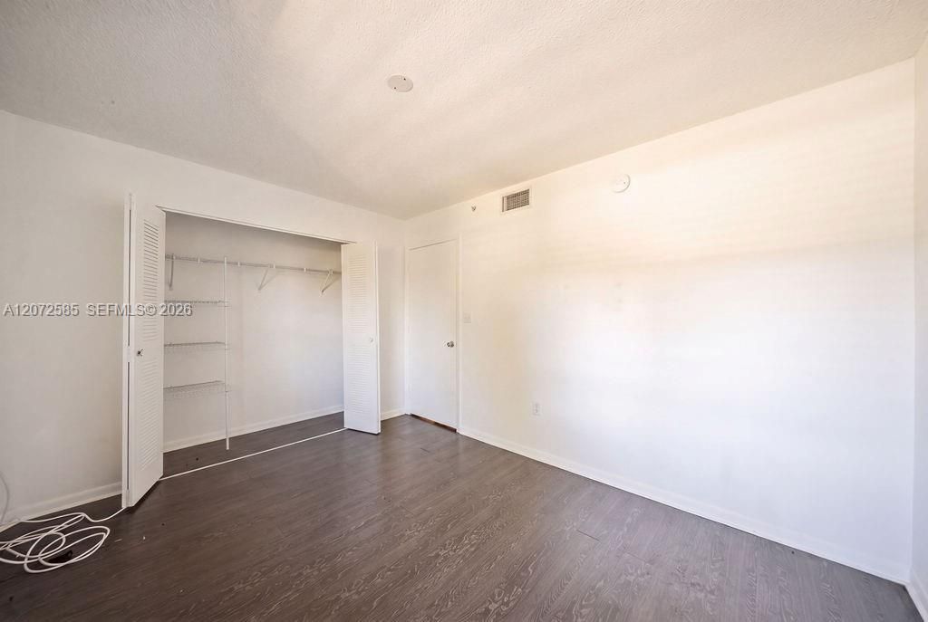 For Sale: $225,000 (2 beds, 2 baths, 974 Square Feet)