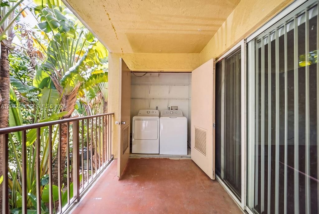 For Sale: $225,000 (2 beds, 2 baths, 974 Square Feet)