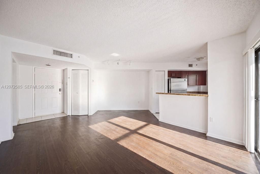 For Sale: $225,000 (2 beds, 2 baths, 974 Square Feet)