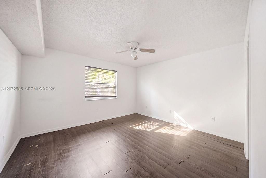 For Sale: $225,000 (2 beds, 2 baths, 974 Square Feet)