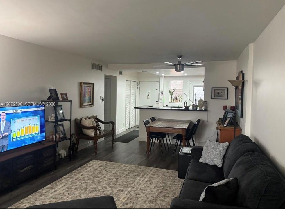 For Sale: $169,000 (1 beds, 1 baths, 730 Square Feet)