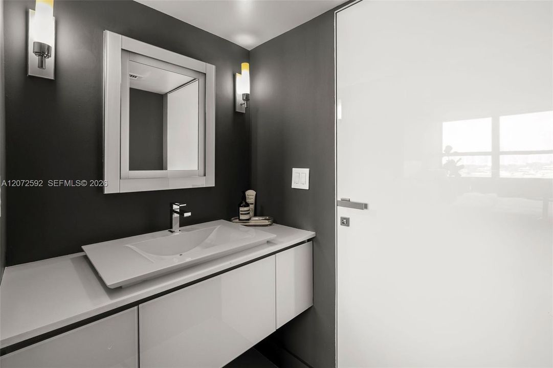 For Sale: $1,100,000 (2 beds, 2 baths, 1078 Square Feet)