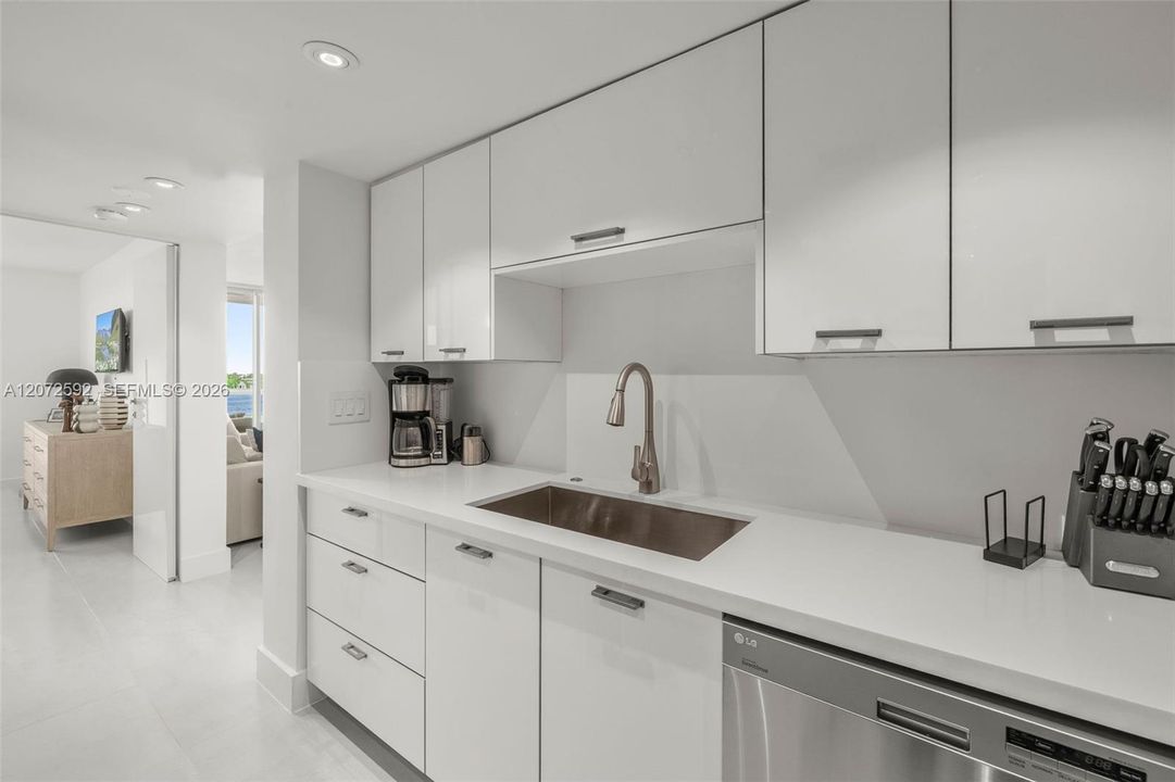 For Sale: $1,100,000 (2 beds, 2 baths, 1078 Square Feet)