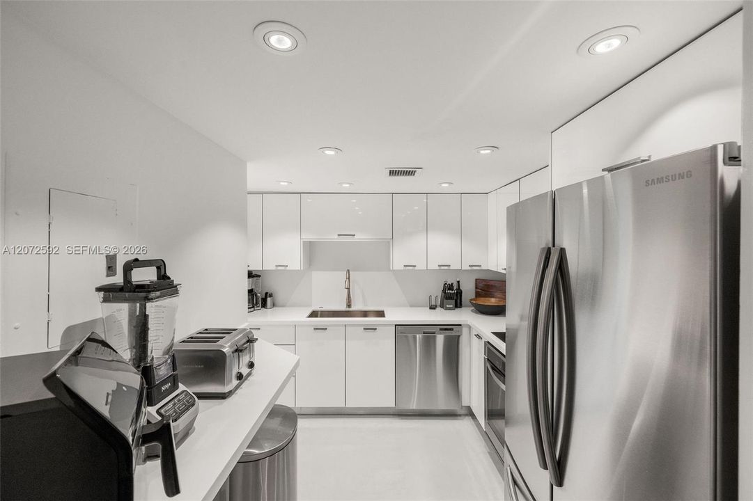 For Sale: $1,100,000 (2 beds, 2 baths, 1078 Square Feet)