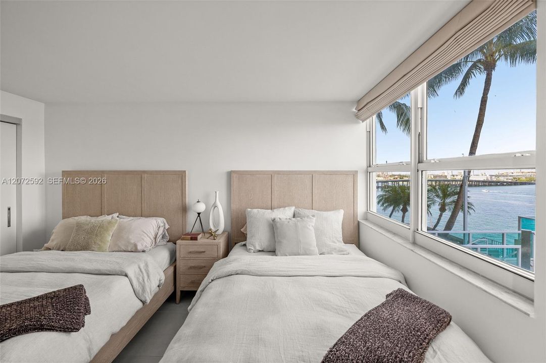 For Sale: $1,100,000 (2 beds, 2 baths, 1078 Square Feet)