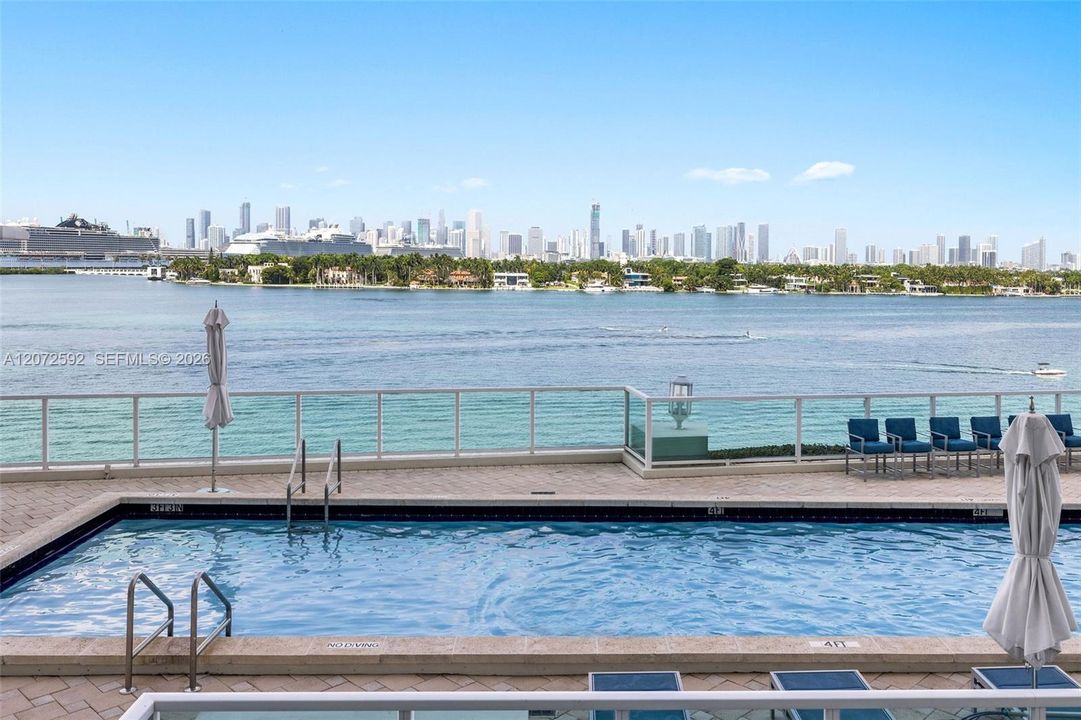 For Sale: $1,100,000 (2 beds, 2 baths, 1078 Square Feet)