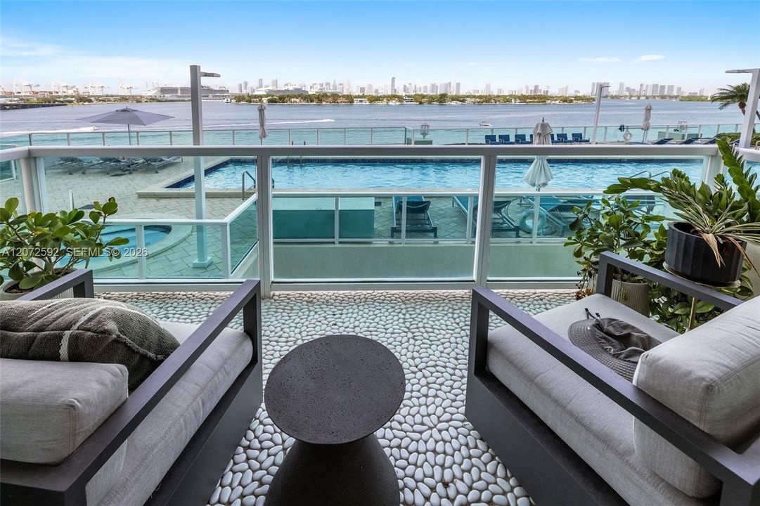 For Sale: $1,100,000 (2 beds, 2 baths, 1078 Square Feet)