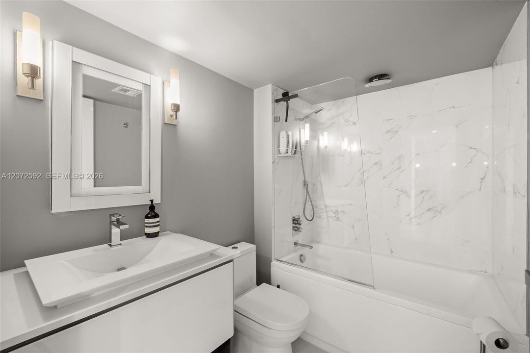For Sale: $1,100,000 (2 beds, 2 baths, 1078 Square Feet)