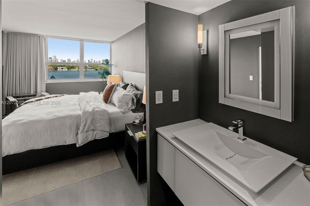 For Sale: $1,100,000 (2 beds, 2 baths, 1078 Square Feet)