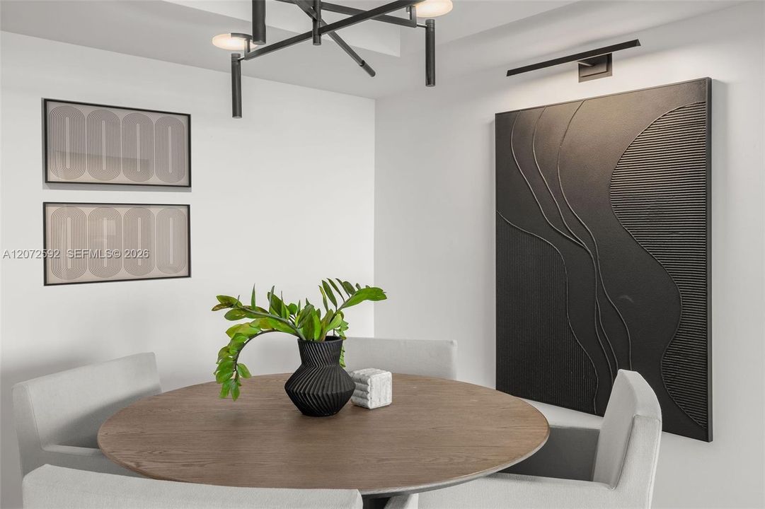 For Sale: $1,100,000 (2 beds, 2 baths, 1078 Square Feet)