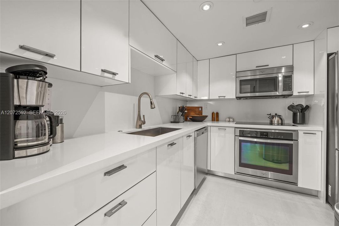 For Sale: $1,100,000 (2 beds, 2 baths, 1078 Square Feet)