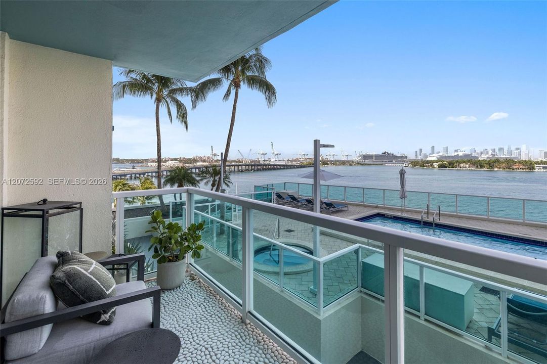 For Sale: $1,100,000 (2 beds, 2 baths, 1078 Square Feet)