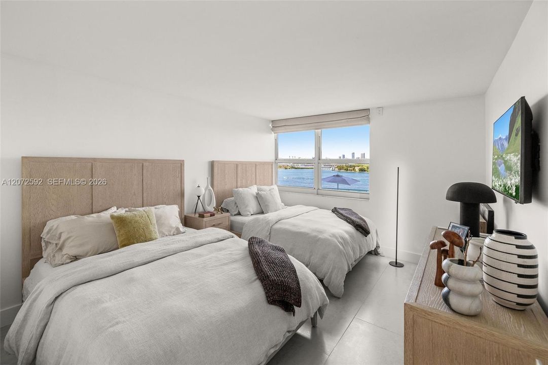 For Sale: $1,100,000 (2 beds, 2 baths, 1078 Square Feet)